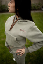 Lade das Bild in den Galerie-Viewer, CROPPED LOGO HOODIE