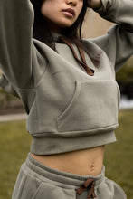 Lade das Bild in den Galerie-Viewer, CROPPED LOGO HOODIE